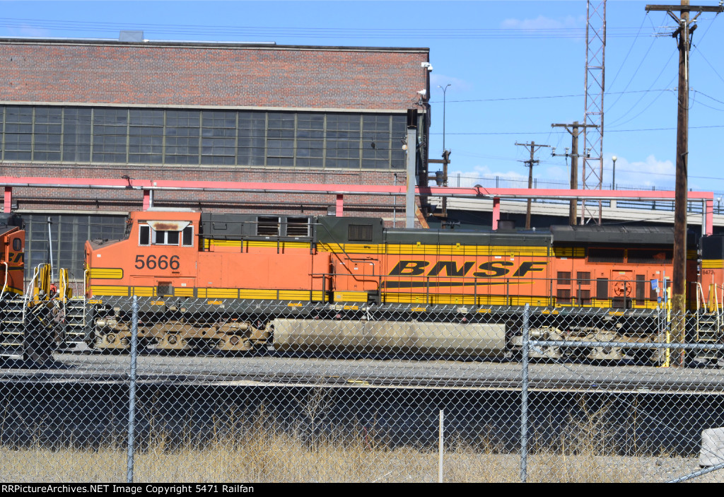 Mismatched Logo... - BNSF 5666